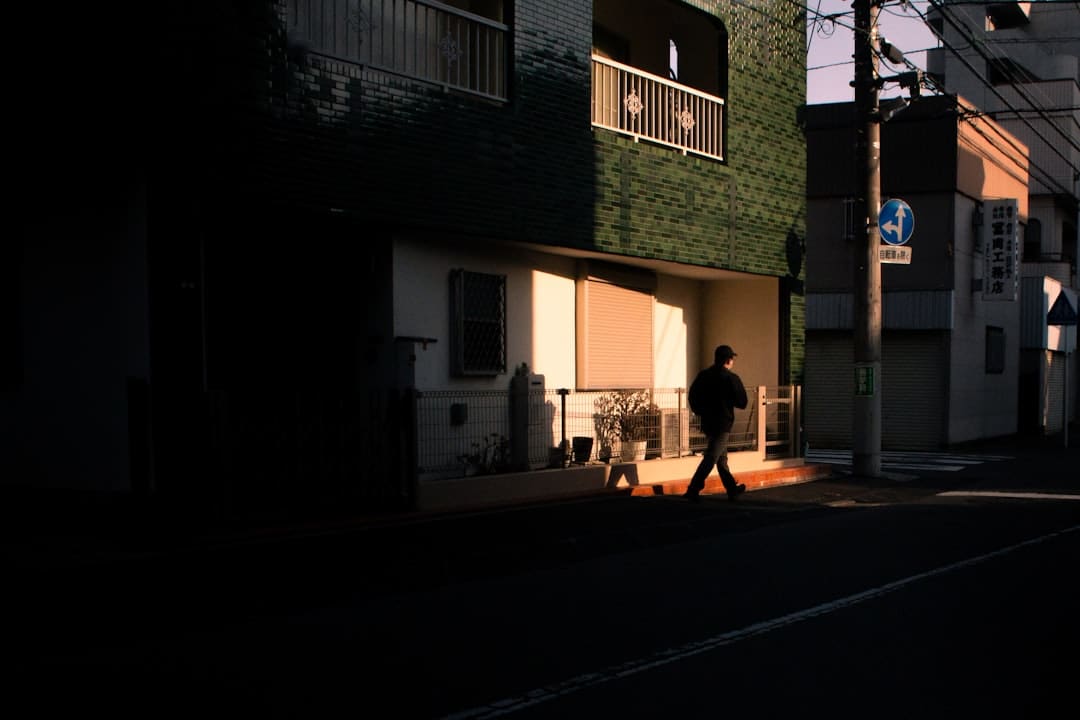 “昨日短袖今日羽绒服”！上海、杭州降温近20°C，“早上8点天黑得像晚上”！广州也要降10°C，山东、河南多地暴雪，紧迫提示